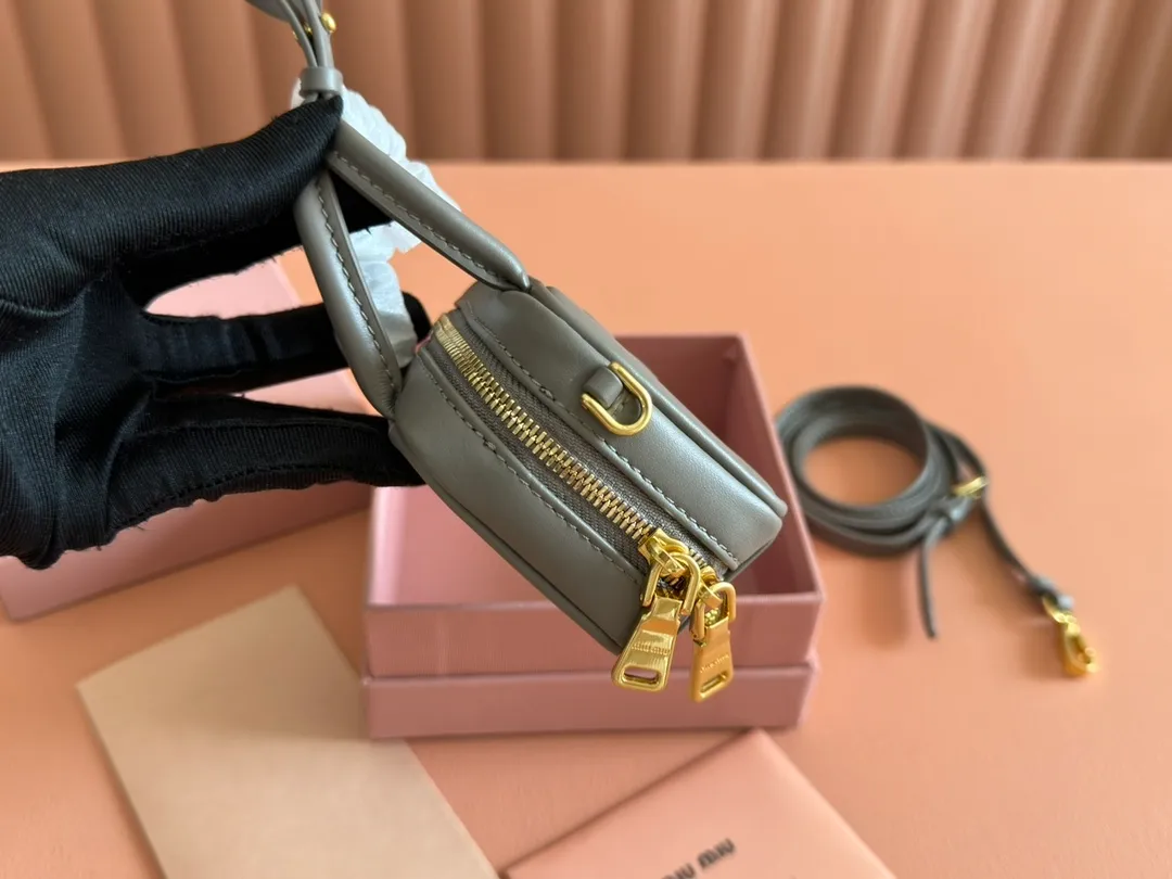 p800💋💋💋【Special grade hardware original leather】Imported cow leather pendant. This pendant can be decorated with other accessories and has a unique style. Decorated with an embossed logo for an added signature touch. - Lace-up closure - Zipper closure - Embossed letter logo - Lined Dimensions: w11×h7×d4cm Number: 5NR036