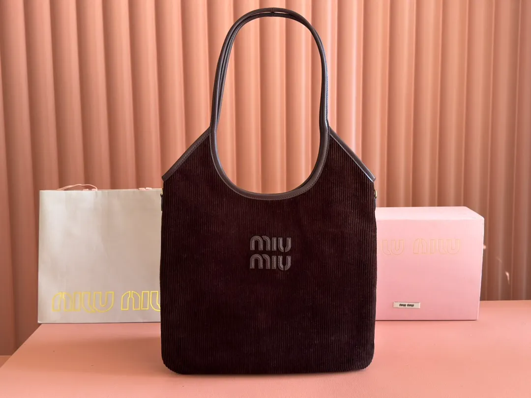 p1300💋💋💋【Full package with counter】Miu Women's IVY Corduroy Tote Shoulder Bag This classic tote bag is decorated with the Miu Miu letter logo, highlighting the classic style and being very recognizable. Simple underarm tote bag 🖤 The same color leather letter logo adds a unique and classic style! Gold hardware, leather lettering logo on front! Lined with zip pocket accents! Size: 35x40cm Style number: 500231