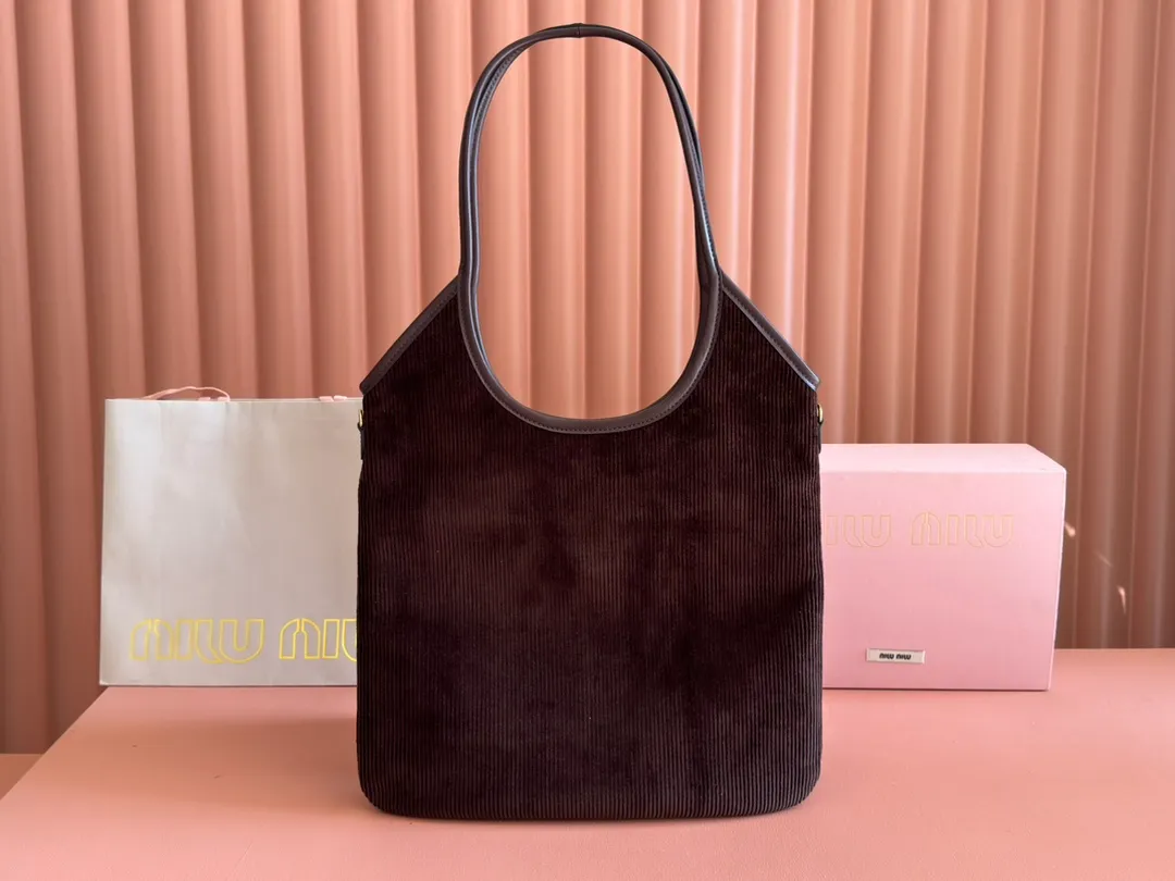 p1300💋💋💋【Full package with counter】Miu Women's IVY Corduroy Tote Shoulder Bag This classic tote bag is decorated with the Miu Miu letter logo, highlighting the classic style and being very recognizable. Simple underarm tote bag 🖤 The same color leather letter logo adds a unique and classic style! Gold hardware, leather lettering logo on front! Lined with zip pocket accents! Size: 35x40cm Style number: 500231