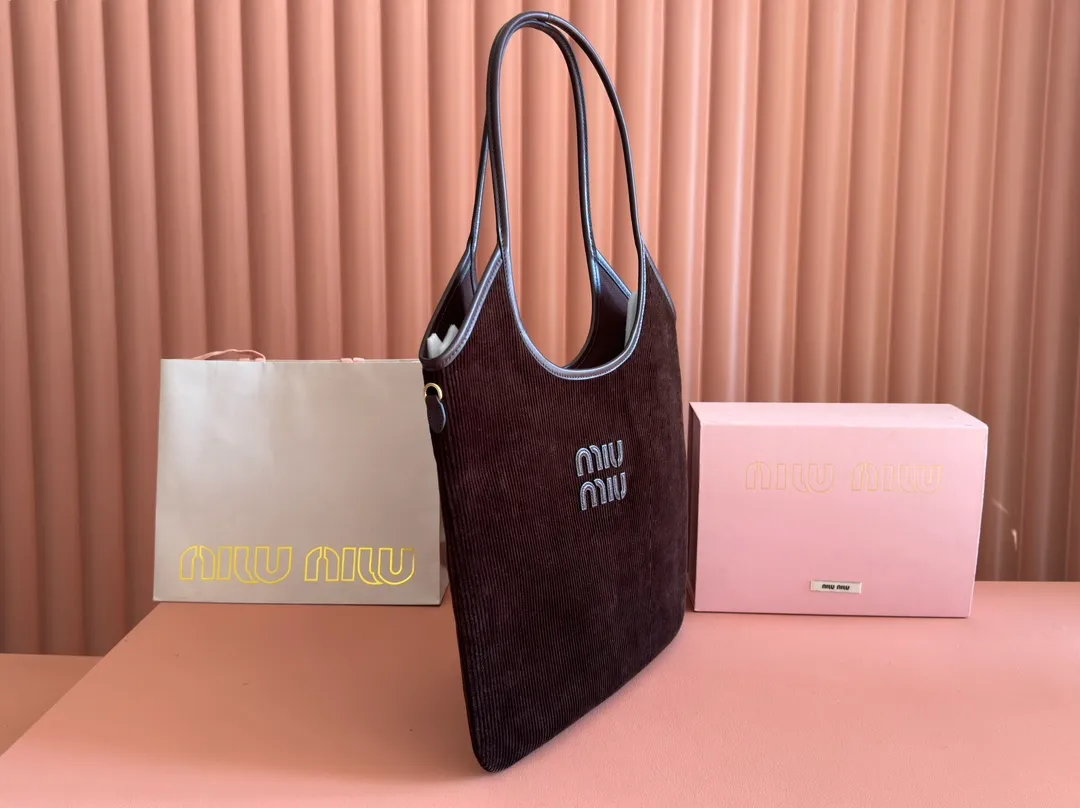 p1300💋💋💋【Full package with counter】Miu Women's IVY Corduroy Tote Shoulder Bag This classic tote bag is decorated with the Miu Miu letter logo, highlighting the classic style and being very recognizable. Simple underarm tote bag 🖤 The same color leather letter logo adds a unique and classic style! Gold hardware, leather lettering logo on front! Lined with zip pocket accents! Size: 35x40cm Style number: 500231
