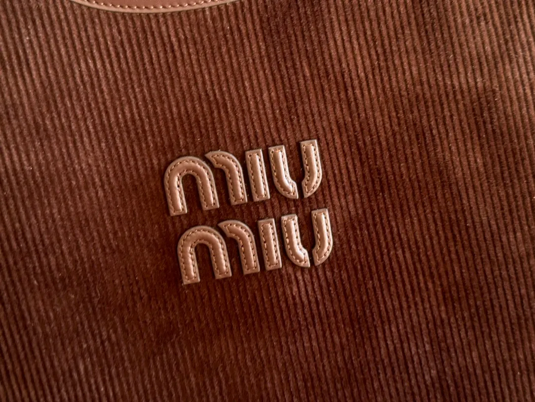 p1300💋💋💋【Full package with counter】Miu Women's IVY Corduroy Tote Shoulder Bag This classic tote bag is decorated with the Miu Miu letter logo, highlighting the classic style and being very recognizable. Simple underarm tote bag 🖤 The same color leather letter logo adds a unique and classic style! Gold hardware, leather lettering logo on front! Lined with zip pocket accents! Size: 35x40cm Style number: 500231