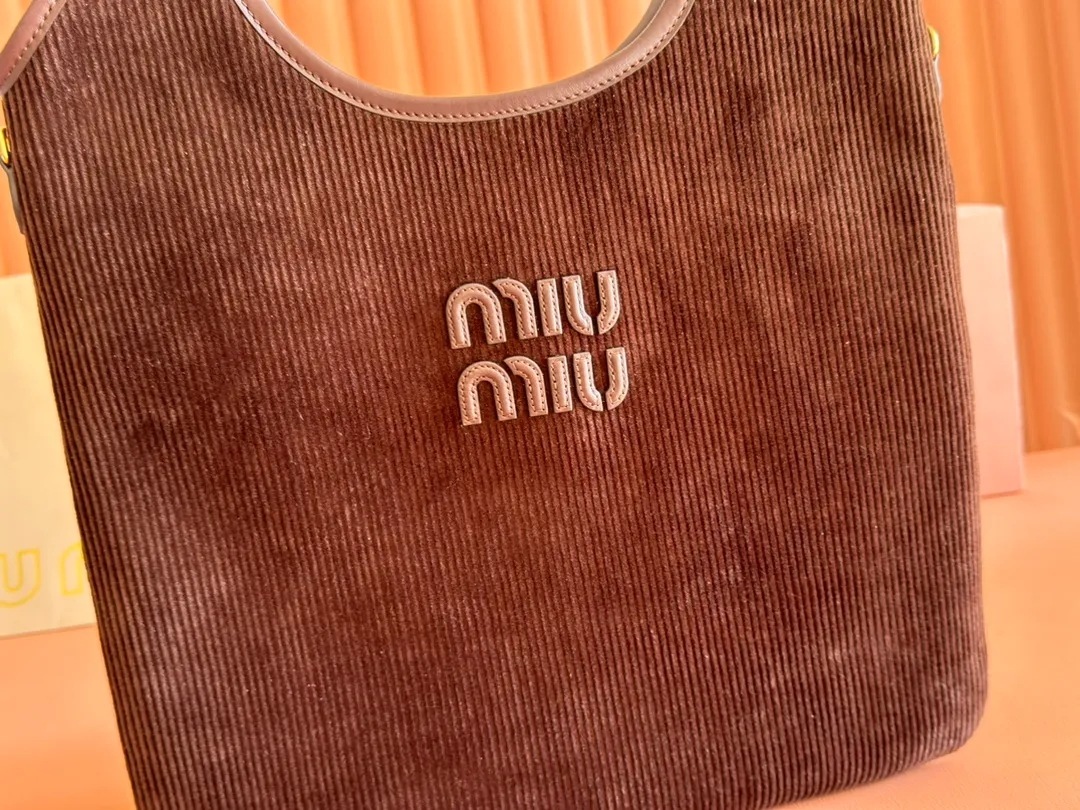 p1300💋💋💋【Full package with counter】Miu Women's IVY Corduroy Tote Shoulder Bag This classic tote bag is decorated with the Miu Miu letter logo, highlighting the classic style and being very recognizable. Simple underarm tote bag 🖤 The same color leather letter logo adds a unique and classic style! Gold hardware, leather lettering logo on front! Lined with zip pocket accents! Size: 35x40cm Style number: 500231