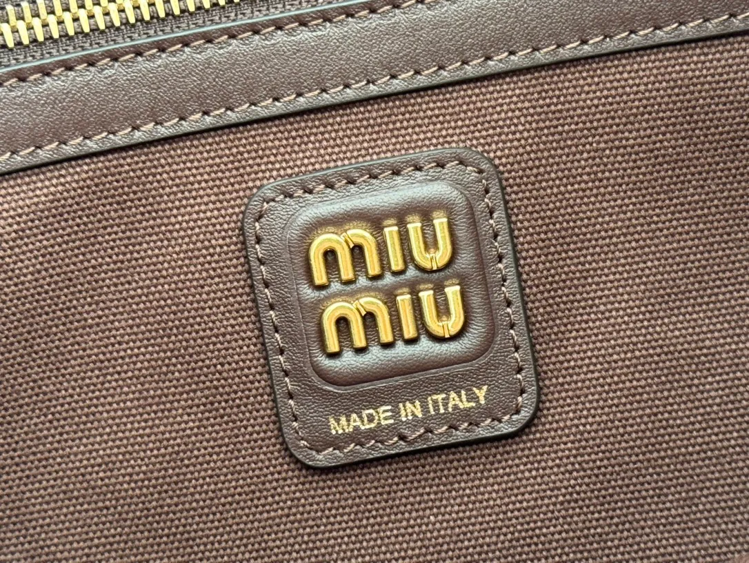 p1300💋💋💋【Full package with counter】Miu Women's IVY Corduroy Tote Shoulder Bag This classic tote bag is decorated with the Miu Miu letter logo, highlighting the classic style and being very recognizable. Simple underarm tote bag 🖤 The same color leather letter logo adds a unique and classic style! Gold hardware, leather lettering logo on front! Lined with zip pocket accents! Size: 35x40cm Style number: 500231