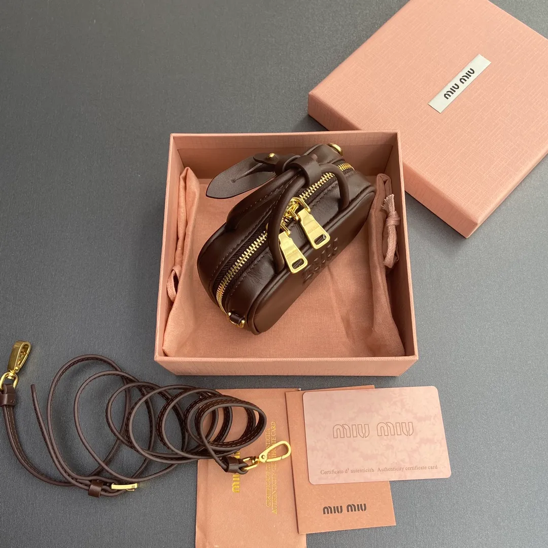 [Special grade hardware original leather] ¥800 ~ Heather wood imported cow leather pendant. This pendant can be decorated with other accessories and has a unique style. Decorated with an embossed logo for an added signature touch. - Lace-up closure - Zipper closure - Embossed letter logo - Lined Dimensions: w11×h7×d4cm No.: 5NR036_020_MM030