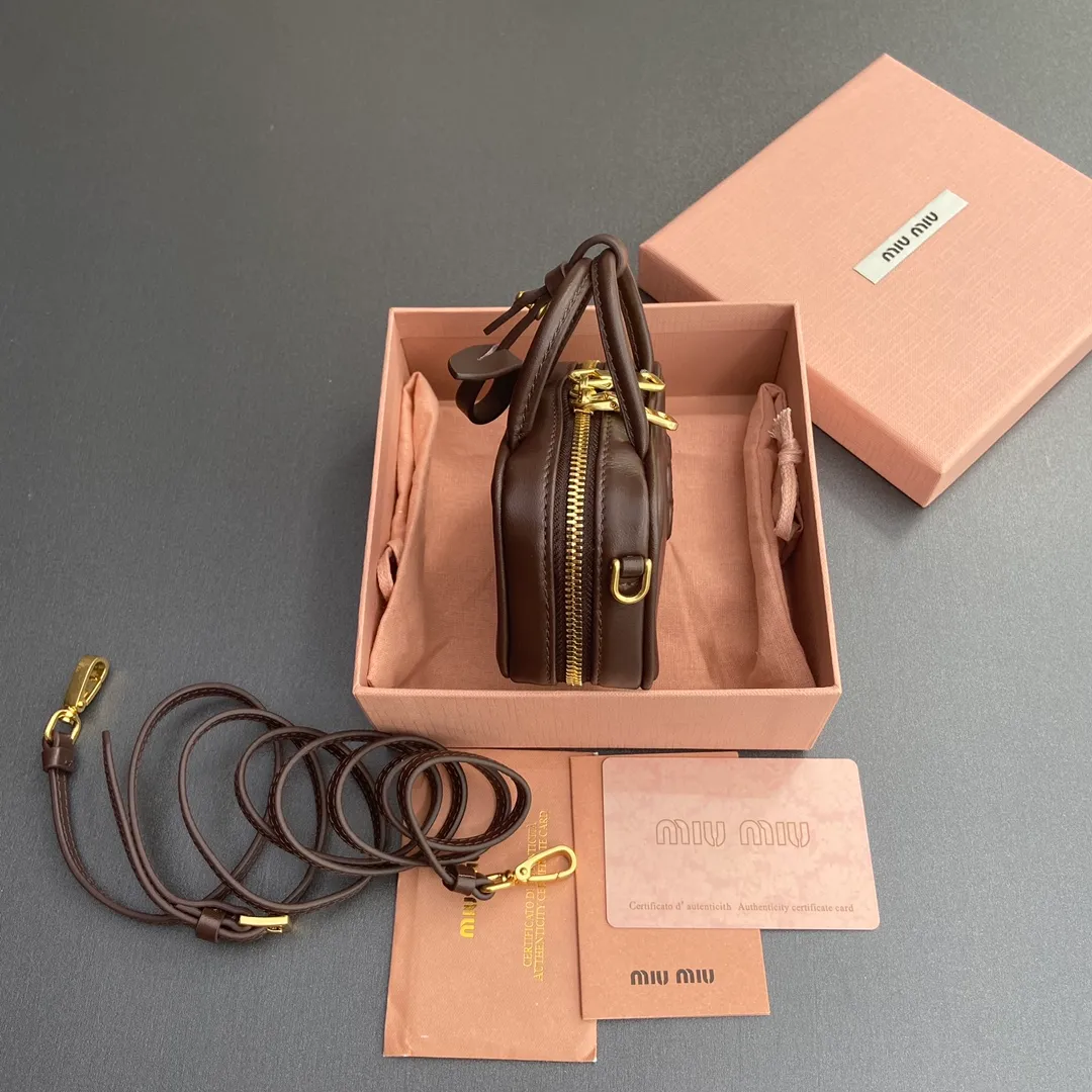 [Special grade hardware original leather] ¥800 ~ Heather wood imported cow leather pendant. This pendant can be decorated with other accessories and has a unique style. Decorated with an embossed logo for an added signature touch. - Lace-up closure - Zipper closure - Embossed letter logo - Lined Dimensions: w11×h7×d4cm No.: 5NR036_020_MM030