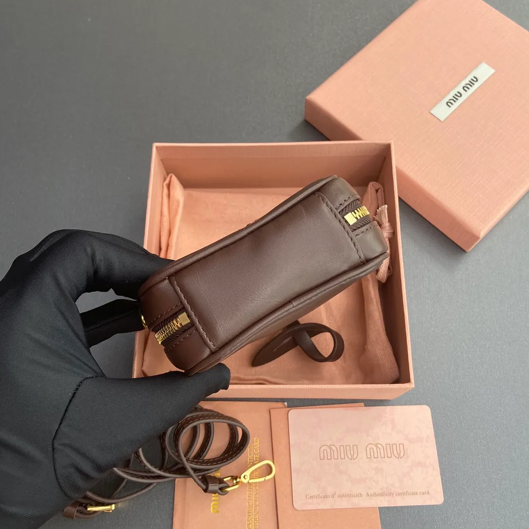 [Special grade hardware original leather] ¥800 ~ Heather wood imported cow leather pendant. This pendant can be decorated with other accessories and has a unique style. Decorated with an embossed logo for an added signature touch. - Lace-up closure - Zipper closure - Embossed letter logo - Lined Dimensions: w11×h7×d4cm No.: 5NR036_020_MM030