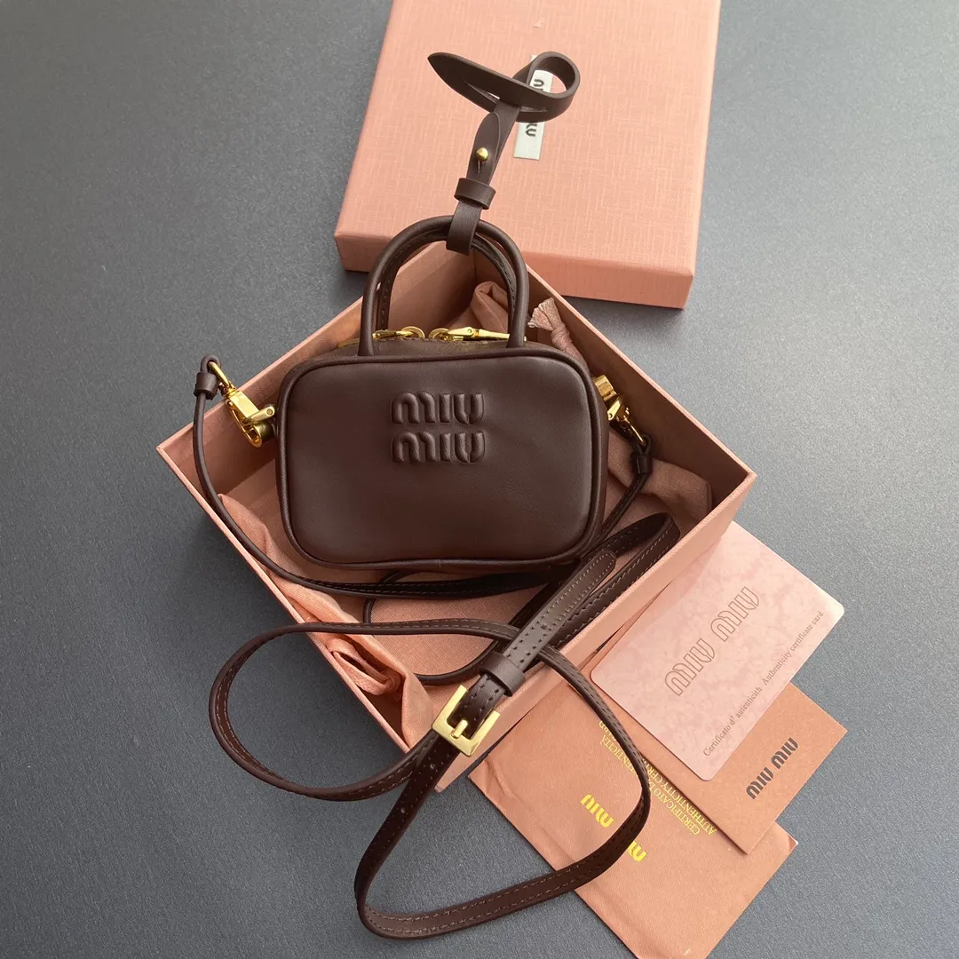 [Special grade hardware original leather] ¥800 ~ Heather wood imported cow leather pendant. This pendant can be decorated with other accessories and has a unique style. Decorated with an embossed logo for an added signature touch. - Lace-up closure - Zipper closure - Embossed letter logo - Lined Dimensions: w11×h7×d4cm No.: 5NR036_020_MM030