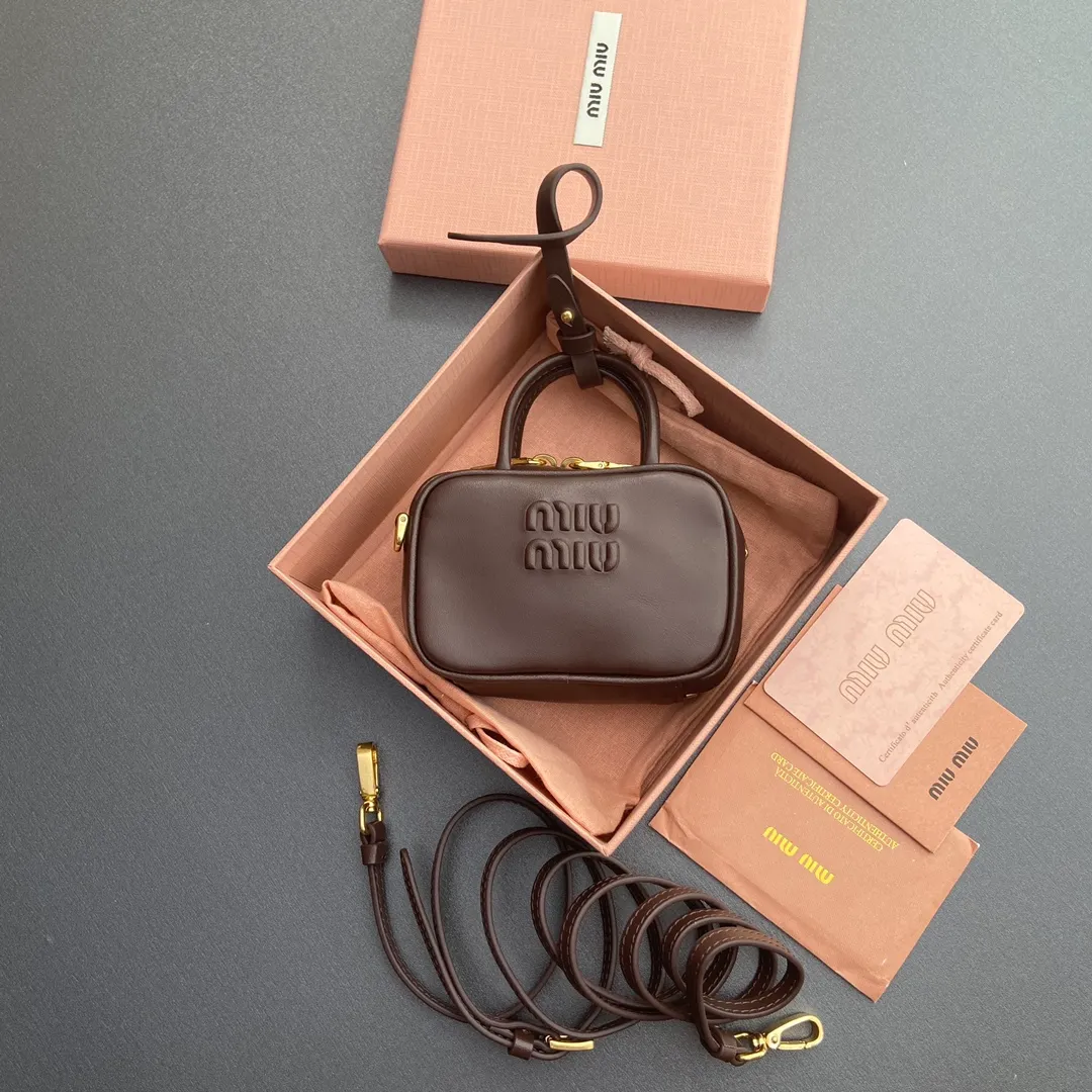 [Special grade hardware original leather] ¥800 ~ Heather wood imported cow leather pendant. This pendant can be decorated with other accessories and has a unique style. Decorated with an embossed logo for an added signature touch. - Lace-up closure - Zipper closure - Embossed letter logo - Lined Dimensions: w11×h7×d4cm No.: 5NR036_020_MM030