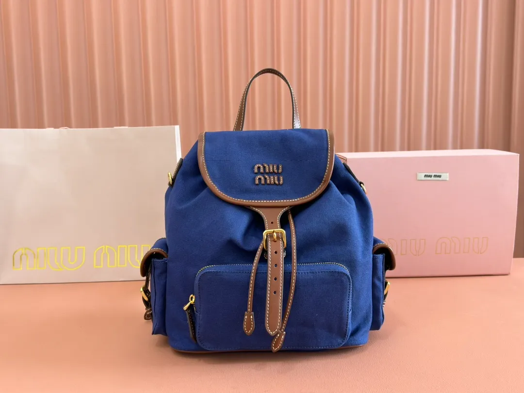 p1660. 💋💋💋【Configured with full package at counter】MIU Home new product college style backpack, the perfect combination of canvas and imported calfskin, thick wear-resistant linen blend lining, adopts a casual design style, fashionable, simple and advanced, combined with exquisite handcrafts, adding multiple pockets for storage, the shoulder strap and hand bag can be freely converted, which is a great convenience Improved practicality, it is simply a tool for dressing. It can be worn with jeans, shirts or various casual sportswear. It is a very good item to wear, especially the capacity is large enough and it is light and easy to use. I highly recommend it. Model: 5bz042, size 29.5x25x12.5cm