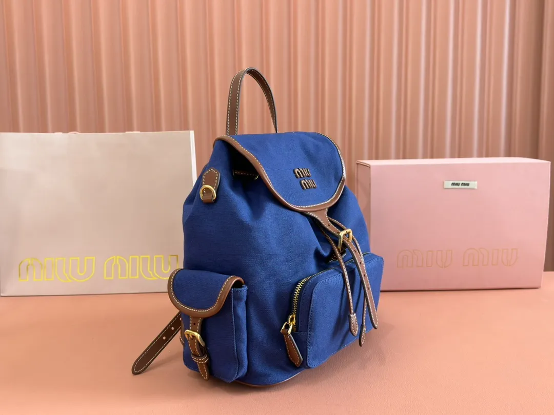 p1660. 💋💋💋【Configured with full package at counter】MIU Home new product college style backpack, the perfect combination of canvas and imported calfskin, thick wear-resistant linen blend lining, adopts a casual design style, fashionable, simple and advanced, combined with exquisite handcrafts, adding multiple pockets for storage, the shoulder strap and hand bag can be freely converted, which is a great convenience Improved practicality, it is simply a tool for dressing. It can be worn with jeans, shirts or various casual sportswear. It is a very good item to wear, especially the capacity is large enough and it is light and easy to use. I highly recommend it. Model: 5bz042, size 29.5x25x12.5cm