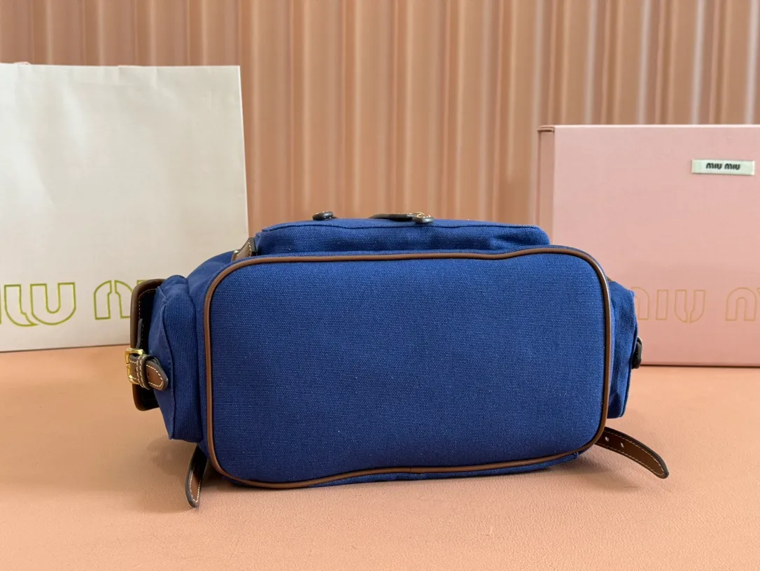 p1660. 💋💋💋【Configured with full package at counter】MIU Home new product college style backpack, the perfect combination of canvas and imported calfskin, thick wear-resistant linen blend lining, adopts a casual design style, fashionable, simple and advanced, combined with exquisite handcrafts, adding multiple pockets for storage, the shoulder strap and hand bag can be freely converted, which is a great convenience Improved practicality, it is simply a tool for dressing. It can be worn with jeans, shirts or various casual sportswear. It is a very good item to wear, especially the capacity is large enough and it is light and easy to use. I highly recommend it. Model: 5bz042, size 29.5x25x12.5cm