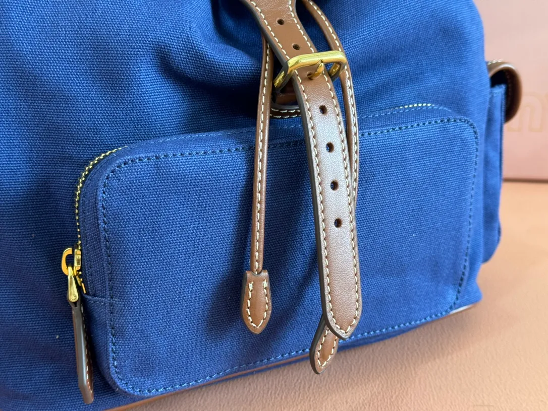 p1660. 💋💋💋【Configured with full package at counter】MIU Home new product college style backpack, the perfect combination of canvas and imported calfskin, thick wear-resistant linen blend lining, adopts a casual design style, fashionable, simple and advanced, combined with exquisite handcrafts, adding multiple pockets for storage, the shoulder strap and hand bag can be freely converted, which is a great convenience Improved practicality, it is simply a tool for dressing. It can be worn with jeans, shirts or various casual sportswear. It is a very good item to wear, especially the capacity is large enough and it is light and easy to use. I highly recommend it. Model: 5bz042, size 29.5x25x12.5cm