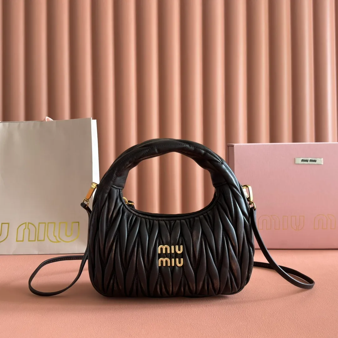 p1560💋💋💋【Premium hardware original leather】Wander Matelasse sheep leather Hobo handbag/crossbody bag ~ Wander handbag has become one of the classic accessories. This mini handbag is made of Matalasse sheep leather, using exquisite craftsmanship to create a three-dimensional effect, showing exquisite elegance. Presenting the Hobo bag style, blending retro style and modern elegance, it has become a new synonym for modern femininity. ～Golden hardware ～Zipper closure ～Metal lettering logo on the front ～Cotton satin lining Size: W20×H17×D6cm Number: _5BC125