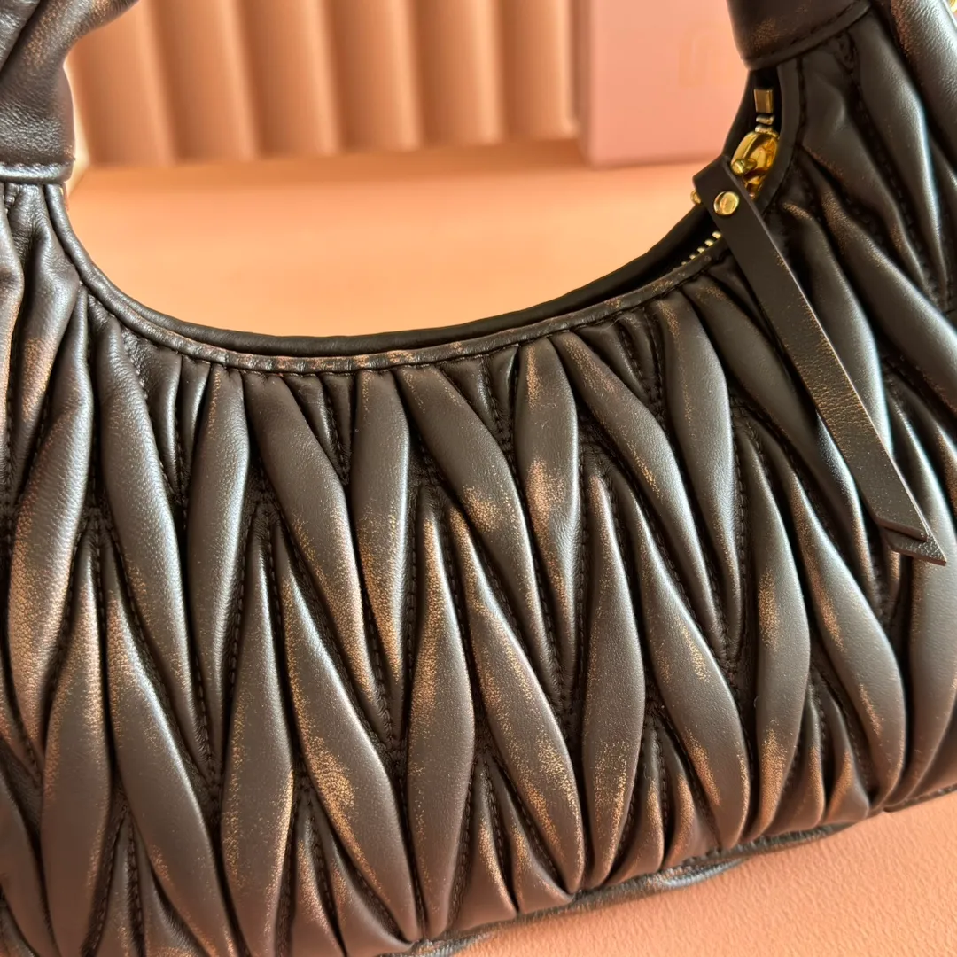 p1560💋💋💋【Premium hardware original leather】Wander Matelasse sheep leather Hobo handbag/crossbody bag ~ Wander handbag has become one of the classic accessories. This mini handbag is made of Matalasse sheep leather, using exquisite craftsmanship to create a three-dimensional effect, showing exquisite elegance. Presenting the Hobo bag style, blending retro style and modern elegance, it has become a new synonym for modern femininity. ～Golden hardware ～Zipper closure ～Metal lettering logo on the front ～Cotton satin lining Size: W20×H17×D6cm Number: _5BC125
