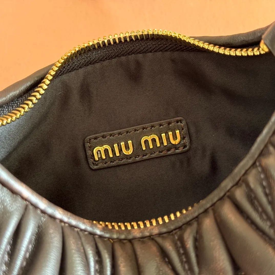 p1560💋💋💋【Premium hardware original leather】Wander Matelasse sheep leather Hobo handbag/crossbody bag ~ Wander handbag has become one of the classic accessories. This mini handbag is made of Matalasse sheep leather, using exquisite craftsmanship to create a three-dimensional effect, showing exquisite elegance. Presenting the Hobo bag style, blending retro style and modern elegance, it has become a new synonym for modern femininity. ～Golden hardware ～Zipper closure ～Metal lettering logo on the front ～Cotton satin lining Size: W20×H17×D6cm Number: _5BC125