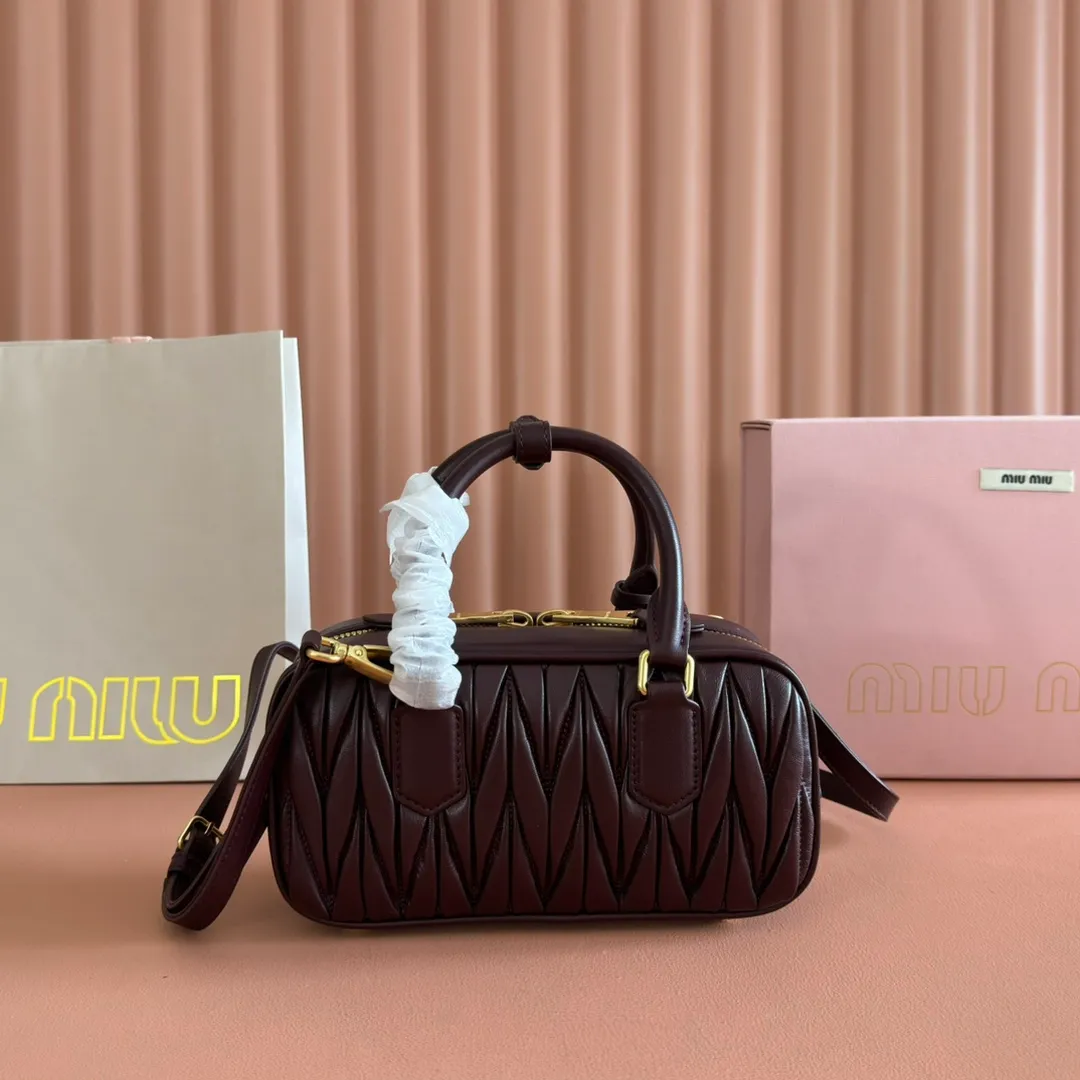 p1700💋💋💋【Configuring full counter package】MIU MIU Miu Miu pleated lambskin Miu Miu women's Arcadia cowhide handbag crossbody bag👝The lightweight padding design makes the handbag look fuller and shows a cosmopolitan style. The letter logo, which echoes the finish of the metal hardware, straddles the line between function and decoration, giving this handbag a unique aesthetic and classic feel. Size: 22✖️10.5✖️7.5cm Style number: 5bb142 wine red