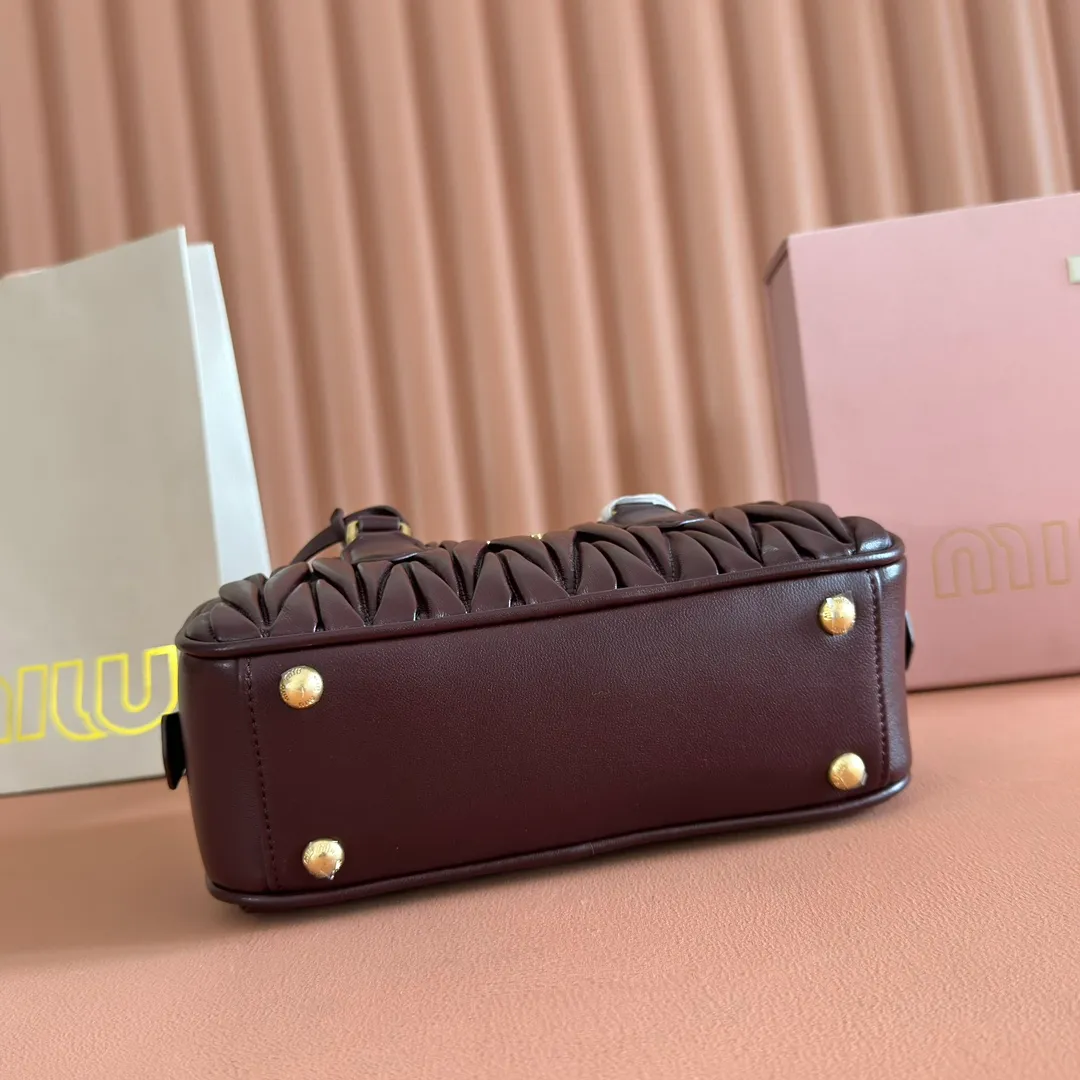 p1700💋💋💋【Configuring full counter package】MIU MIU Miu Miu pleated lambskin Miu Miu women's Arcadia cowhide handbag crossbody bag👝The lightweight padding design makes the handbag look fuller and shows a cosmopolitan style. The letter logo, which echoes the finish of the metal hardware, straddles the line between function and decoration, giving this handbag a unique aesthetic and classic feel. Size: 22✖️10.5✖️7.5cm Style number: 5bb142 wine red