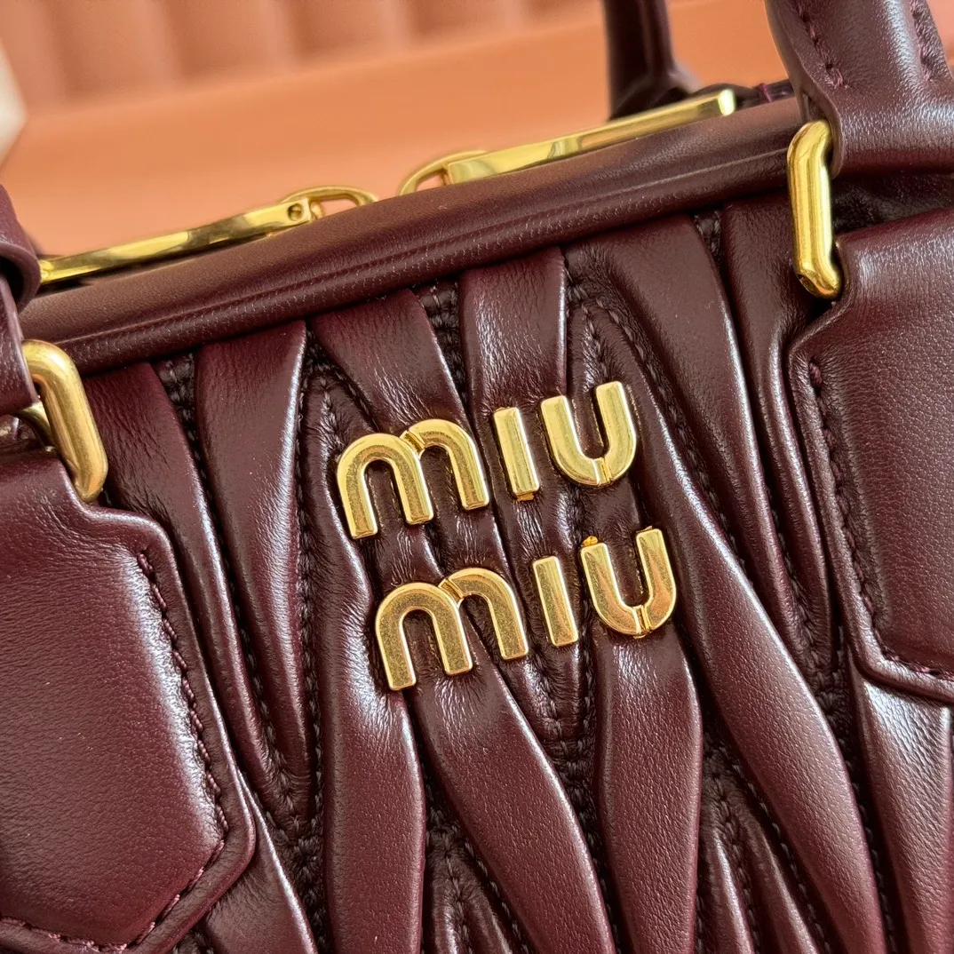 p1700💋💋💋【Configuring full counter package】MIU MIU Miu Miu pleated lambskin Miu Miu women's Arcadia cowhide handbag crossbody bag👝The lightweight padding design makes the handbag look fuller and shows a cosmopolitan style. The letter logo, which echoes the finish of the metal hardware, straddles the line between function and decoration, giving this handbag a unique aesthetic and classic feel. Size: 22✖️10.5✖️7.5cm Style number: 5bb142 wine red