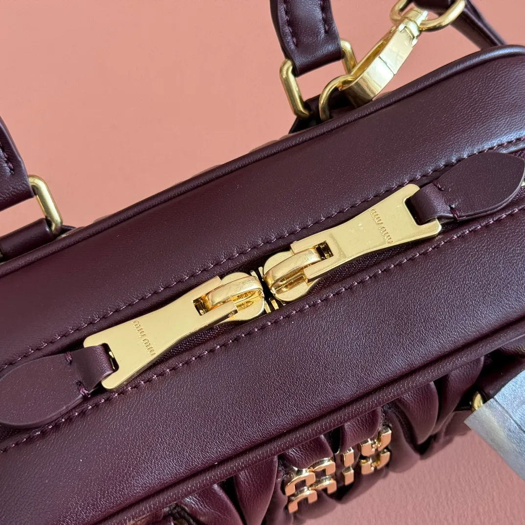 p1700💋💋💋【Configuring full counter package】MIU MIU Miu Miu pleated lambskin Miu Miu women's Arcadia cowhide handbag crossbody bag👝The lightweight padding design makes the handbag look fuller and shows a cosmopolitan style. The letter logo, which echoes the finish of the metal hardware, straddles the line between function and decoration, giving this handbag a unique aesthetic and classic feel. Size: 22✖️10.5✖️7.5cm Style number: 5bb142 wine red