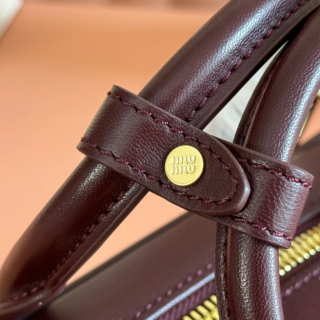 p1700💋💋💋【Configuring full counter package】MIU MIU Miu Miu pleated lambskin Miu Miu women's Arcadia cowhide handbag crossbody bag👝The lightweight padding design makes the handbag look fuller and shows a cosmopolitan style. The letter logo, which echoes the finish of the metal hardware, straddles the line between function and decoration, giving this handbag a unique aesthetic and classic feel. Size: 22✖️10.5✖️7.5cm Style number: 5bb142 wine red