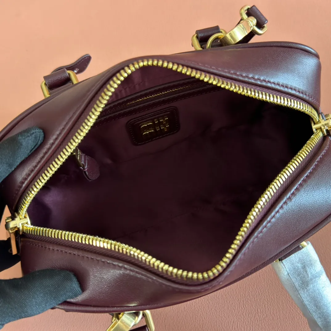 p1700💋💋💋【Configuring full counter package】MIU MIU Miu Miu pleated lambskin Miu Miu women's Arcadia cowhide handbag crossbody bag👝The lightweight padding design makes the handbag look fuller and shows a cosmopolitan style. The letter logo, which echoes the finish of the metal hardware, straddles the line between function and decoration, giving this handbag a unique aesthetic and classic feel. Size: 22✖️10.5✖️7.5cm Style number: 5bb142 wine red