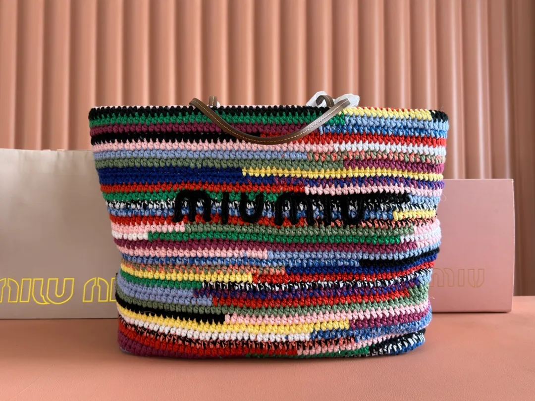 p1760💋💋💋【Full set of packaging at the counter】M Home 🍒5BG228, imported raffia straw and cotton thread woven rainbow tote bag, the only matching quality in the market, iconic MiuMiu embroidery on the front, cotton lining, ultra-light, large capacity, essential for travel, suitable for all seasons, super beautiful in kind, size: 40X34X16CM.