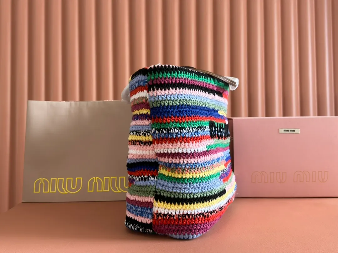 p1760💋💋💋【Full set of packaging at the counter】M Home 🍒5BG228, imported raffia straw and cotton thread woven rainbow tote bag, the only matching quality in the market, iconic MiuMiu embroidery on the front, cotton lining, ultra-light, large capacity, essential for travel, suitable for all seasons, super beautiful in kind, size: 40X34X16CM.