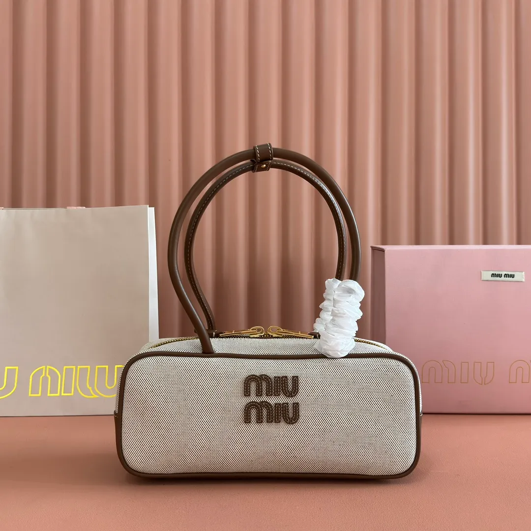 p1340💋💋💋"With full set of original factory counter packaging"💕💋 The M family's new canvas bowling ball is made of new canvas fabric and high-grade plain calfskin. The bold and innovative design perfectly interprets Miu's eclectic, casual and inclusive attitude towards life. This bag is cool, with a refined multi-functional design that combines elements of men's and women's wear. It is casual, lazy, natural and full of personality. It has a new canvas lining. It is not unreasonable that it is popular all over the Internet. All major fashion stars love to carry it. Model: 5bb173. Size: 28X12X9cm.
