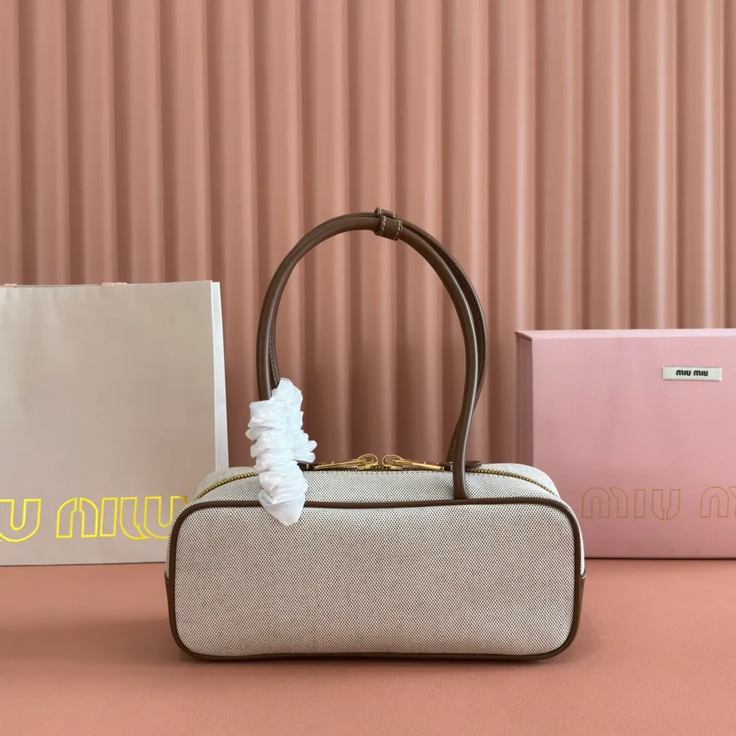 p1340💋💋💋"With full set of original factory counter packaging"💕💋 The M family's new canvas bowling ball is made of new canvas fabric and high-grade plain calfskin. The bold and innovative design perfectly interprets Miu's eclectic, casual and inclusive attitude towards life. This bag is cool, with a refined multi-functional design that combines elements of men's and women's wear. It is casual, lazy, natural and full of personality. It has a new canvas lining. It is not unreasonable that it is popular all over the Internet. All major fashion stars love to carry it. Model: 5bb173. Size: 28X12X9cm.