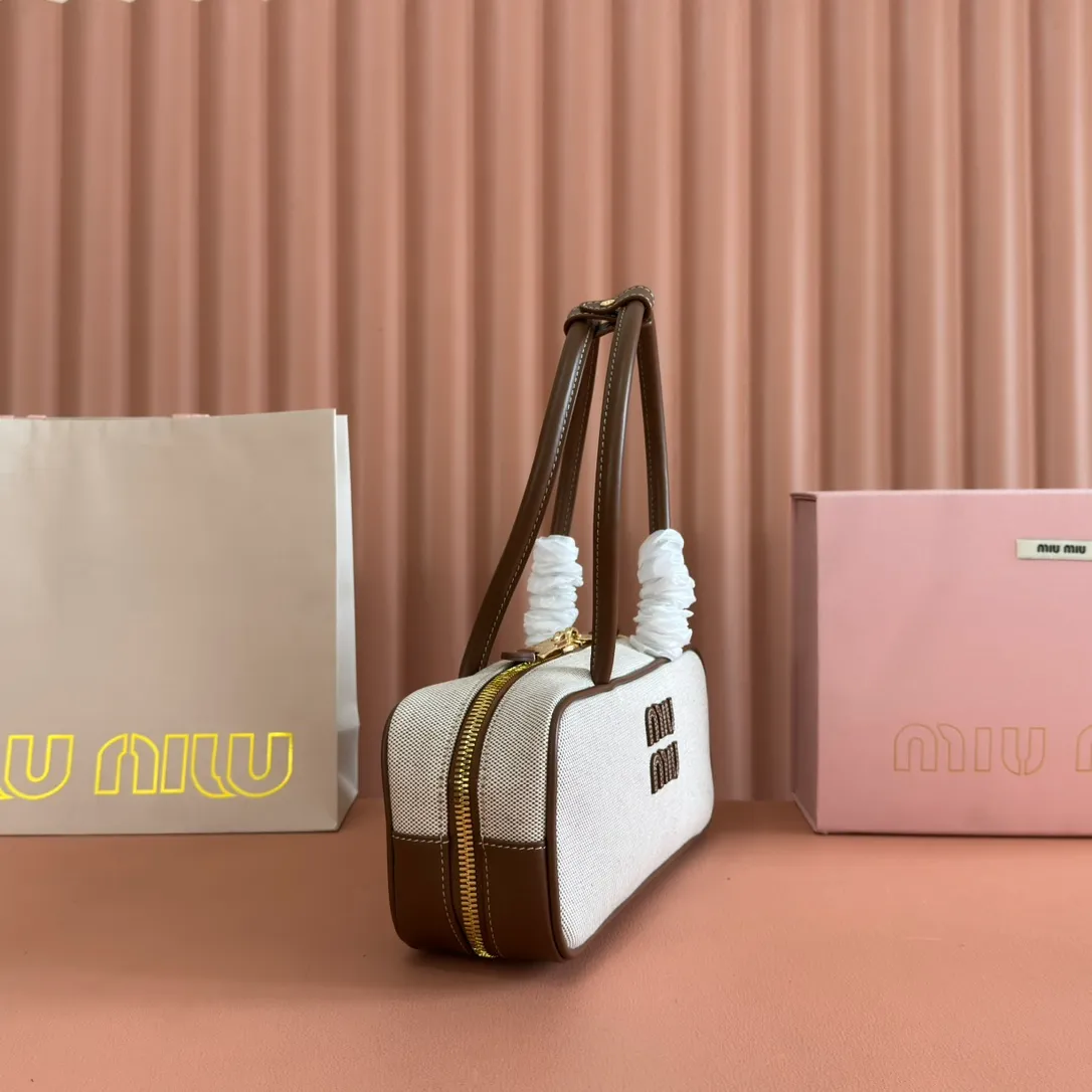 p1340💋💋💋"With full set of original factory counter packaging"💕💋 The M family's new canvas bowling ball is made of new canvas fabric and high-grade plain calfskin. The bold and innovative design perfectly interprets Miu's eclectic, casual and inclusive attitude towards life. This bag is cool, with a refined multi-functional design that combines elements of men's and women's wear. It is casual, lazy, natural and full of personality. It has a new canvas lining. It is not unreasonable that it is popular all over the Internet. All major fashion stars love to carry it. Model: 5bb173. Size: 28X12X9cm.