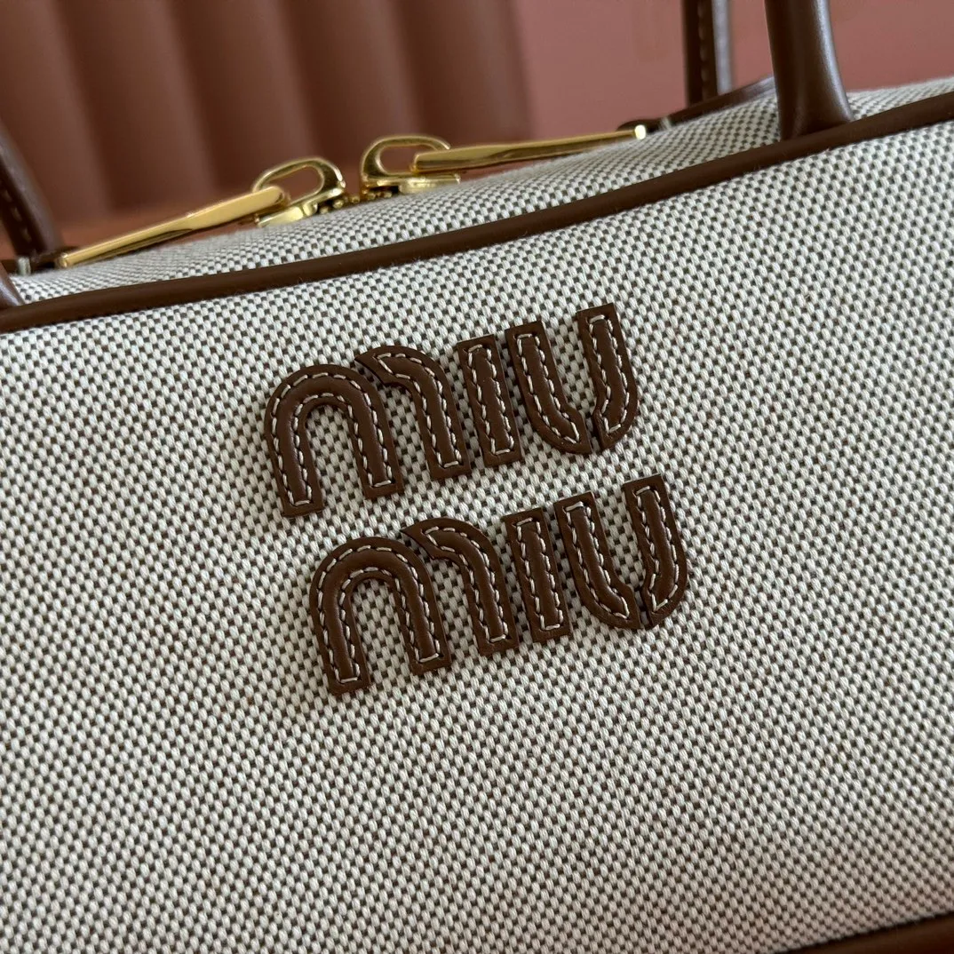 p1340💋💋💋"With full set of original factory counter packaging"💕💋 The M family's new canvas bowling ball is made of new canvas fabric and high-grade plain calfskin. The bold and innovative design perfectly interprets Miu's eclectic, casual and inclusive attitude towards life. This bag is cool, with a refined multi-functional design that combines elements of men's and women's wear. It is casual, lazy, natural and full of personality. It has a new canvas lining. It is not unreasonable that it is popular all over the Internet. All major fashion stars love to carry it. Model: 5bb173. Size: 28X12X9cm.