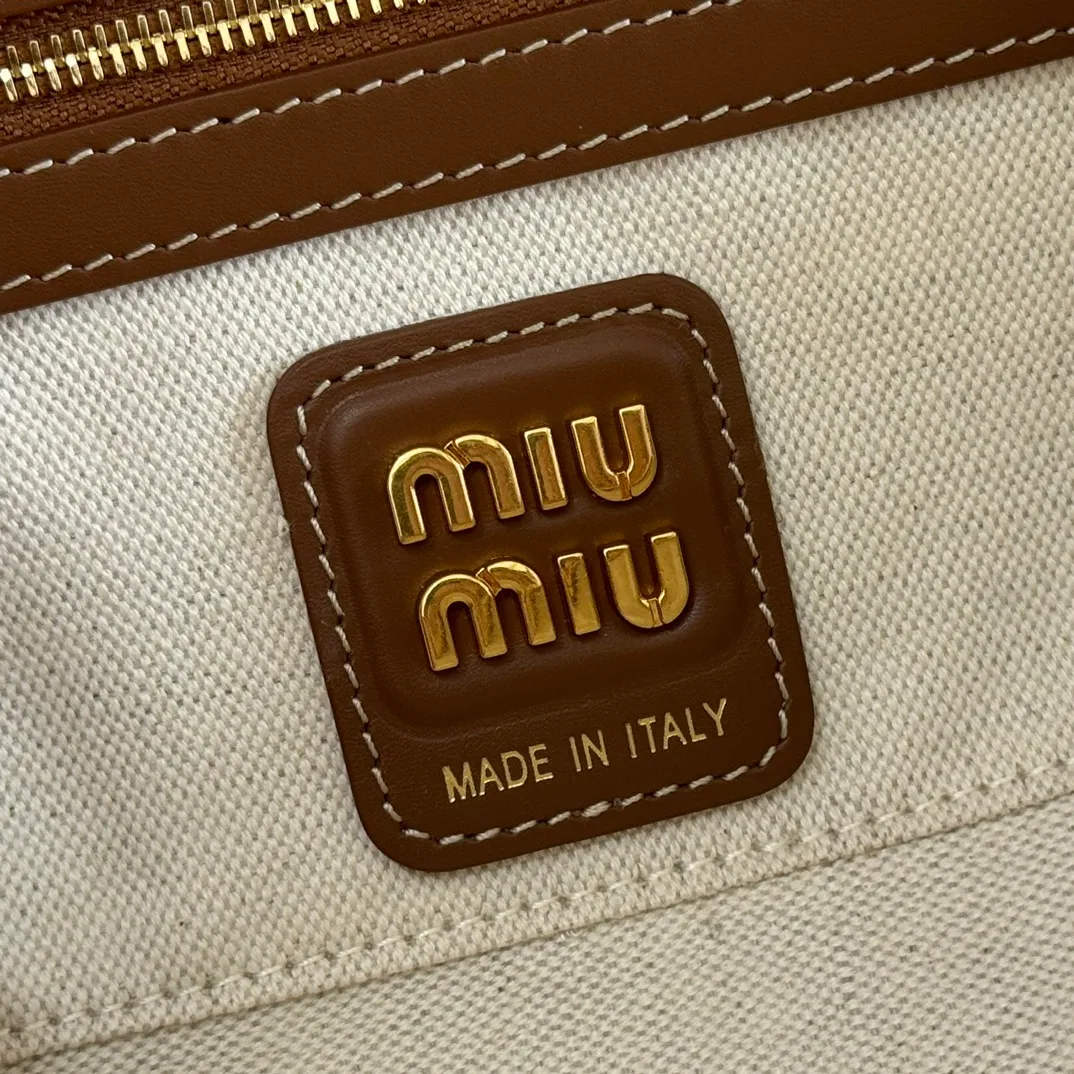 p1340💋💋💋"With full set of original factory counter packaging"💕💋 The M family's new canvas bowling ball is made of new canvas fabric and high-grade plain calfskin. The bold and innovative design perfectly interprets Miu's eclectic, casual and inclusive attitude towards life. This bag is cool, with a refined multi-functional design that combines elements of men's and women's wear. It is casual, lazy, natural and full of personality. It has a new canvas lining. It is not unreasonable that it is popular all over the Internet. All major fashion stars love to carry it. Model: 5bb173. Size: 28X12X9cm.