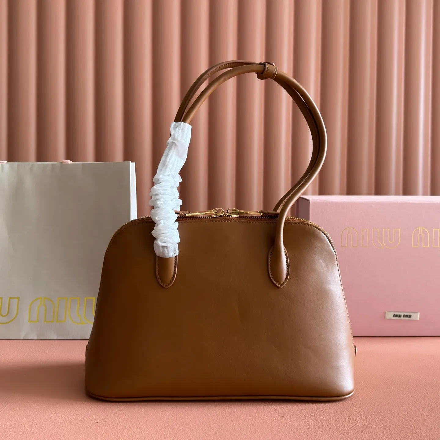 p1860💋💋💋【Original configuration counter full set packaging】New shell bag, simple design continues Miu’s lazy American old money style, using top imported calfskin, high-end and soft texture, and the curvature design on both sides is more stylish. The tote becomes larger in seconds when the zipper is opened. The long handle design is more practical and can be carried under the armpit. The shape is simple and casual, and the capacity is large. It is an excellent choice for commuting to work and shopping. The interior is made of brand new linen and is equipped with zipper pockets. Model: 5ba289 Size: 38 X 27 X 16
