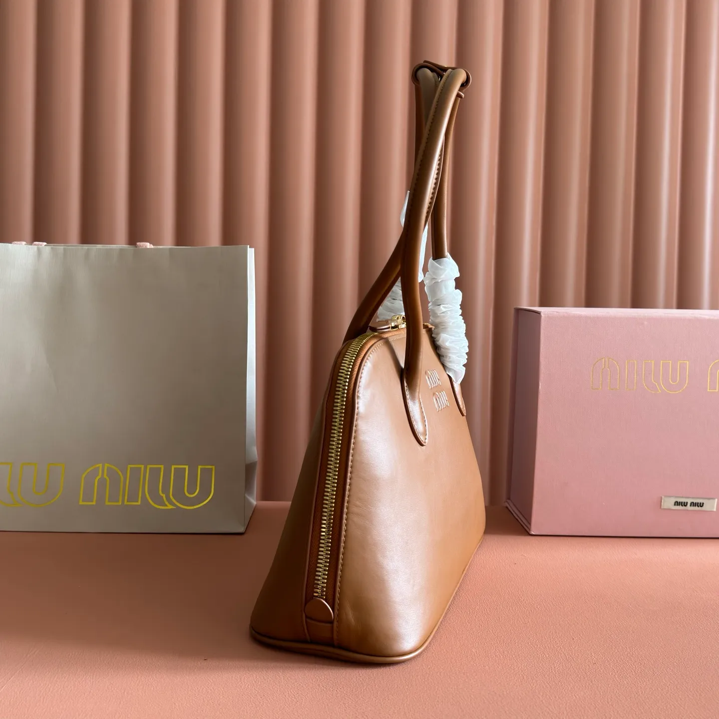 p1860💋💋💋【Original configuration counter full set packaging】New shell bag, simple design continues Miu’s lazy American old money style, using top imported calfskin, high-end and soft texture, and the curvature design on both sides is more stylish. The tote becomes larger in seconds when the zipper is opened. The long handle design is more practical and can be carried under the armpit. The shape is simple and casual, and the capacity is large. It is an excellent choice for commuting to work and shopping. The interior is made of brand new linen and is equipped with zipper pockets. Model: 5ba289 Size: 38 X 27 X 16
