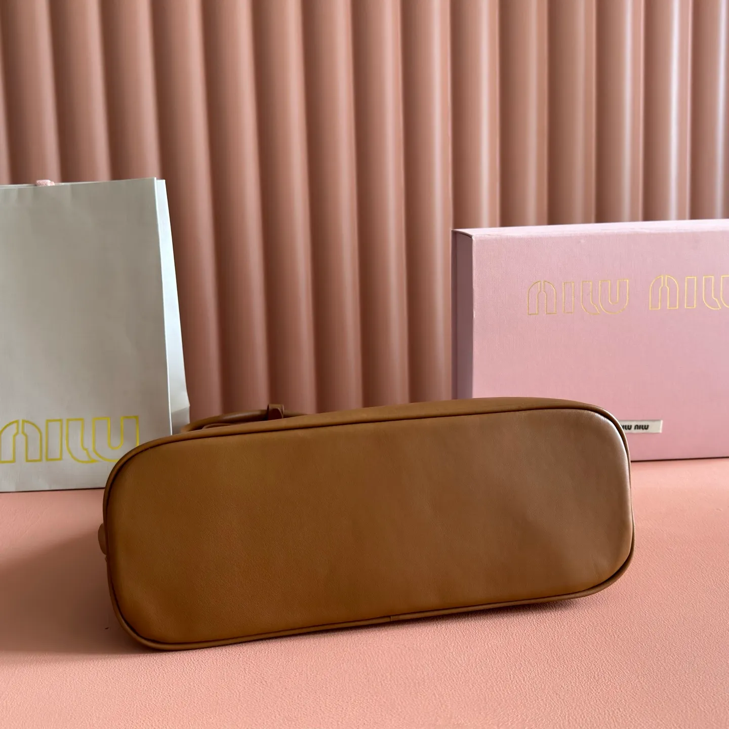 p1860💋💋💋【Original configuration counter full set packaging】New shell bag, simple design continues Miu’s lazy American old money style, using top imported calfskin, high-end and soft texture, and the curvature design on both sides is more stylish. The tote becomes larger in seconds when the zipper is opened. The long handle design is more practical and can be carried under the armpit. The shape is simple and casual, and the capacity is large. It is an excellent choice for commuting to work and shopping. The interior is made of brand new linen and is equipped with zipper pockets. Model: 5ba289 Size: 38 X 27 X 16