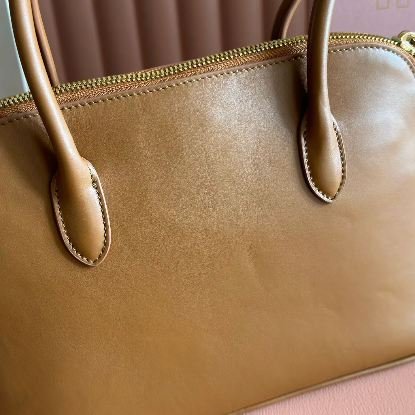 p1860💋💋💋【Original configuration counter full set packaging】New shell bag, simple design continues Miu’s lazy American old money style, using top imported calfskin, high-end and soft texture, and the curvature design on both sides is more stylish. The tote becomes larger in seconds when the zipper is opened. The long handle design is more practical and can be carried under the armpit. The shape is simple and casual, and the capacity is large. It is an excellent choice for commuting to work and shopping. The interior is made of brand new linen and is equipped with zipper pockets. Model: 5ba289 Size: 38 X 27 X 16