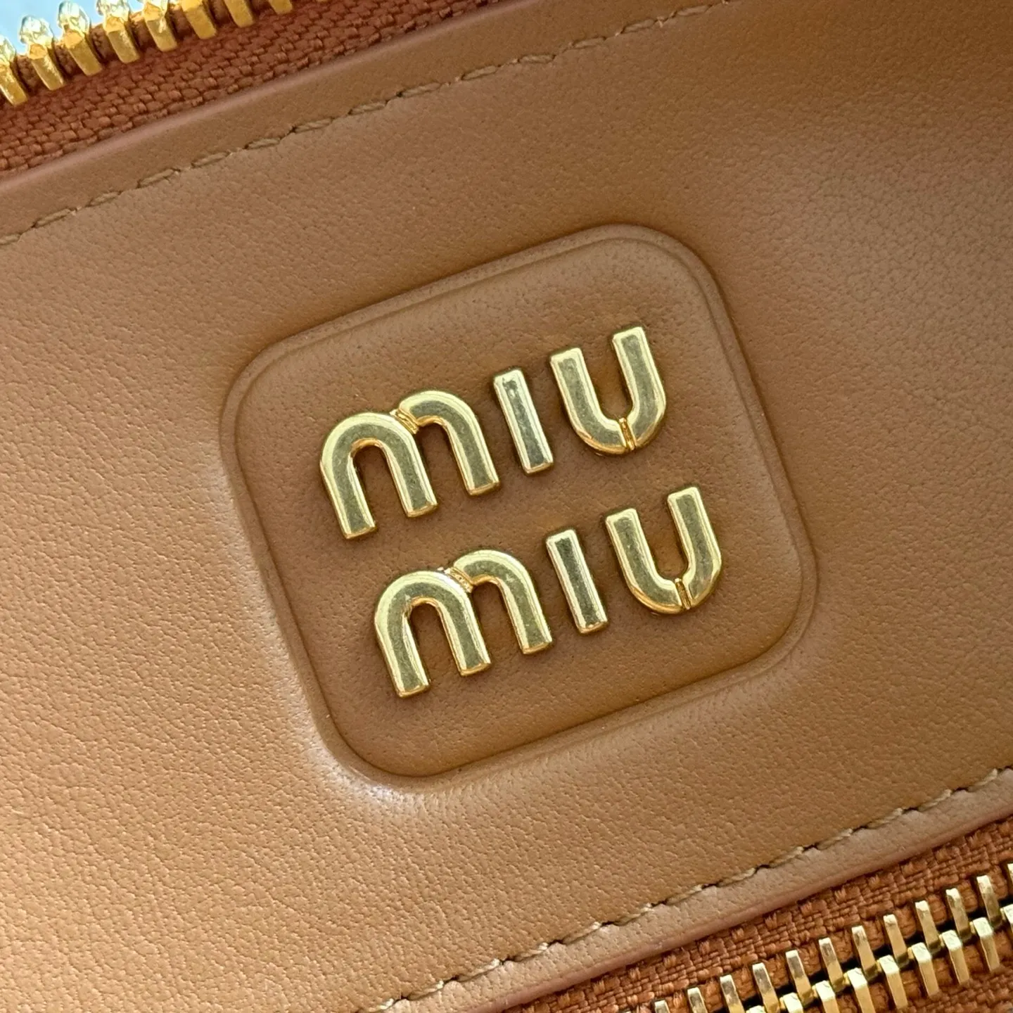 p1860💋💋💋【Original configuration counter full set packaging】New shell bag, simple design continues Miu’s lazy American old money style, using top imported calfskin, high-end and soft texture, and the curvature design on both sides is more stylish. The tote becomes larger in seconds when the zipper is opened. The long handle design is more practical and can be carried under the armpit. The shape is simple and casual, and the capacity is large. It is an excellent choice for commuting to work and shopping. The interior is made of brand new linen and is equipped with zipper pockets. Model: 5ba289 Size: 38 X 27 X 16