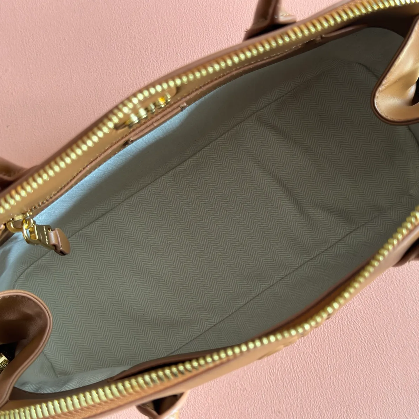 p1860💋💋💋【Original configuration counter full set packaging】New shell bag, simple design continues Miu’s lazy American old money style, using top imported calfskin, high-end and soft texture, and the curvature design on both sides is more stylish. The tote becomes larger in seconds when the zipper is opened. The long handle design is more practical and can be carried under the armpit. The shape is simple and casual, and the capacity is large. It is an excellent choice for commuting to work and shopping. The interior is made of brand new linen and is equipped with zipper pockets. Model: 5ba289 Size: 38 X 27 X 16