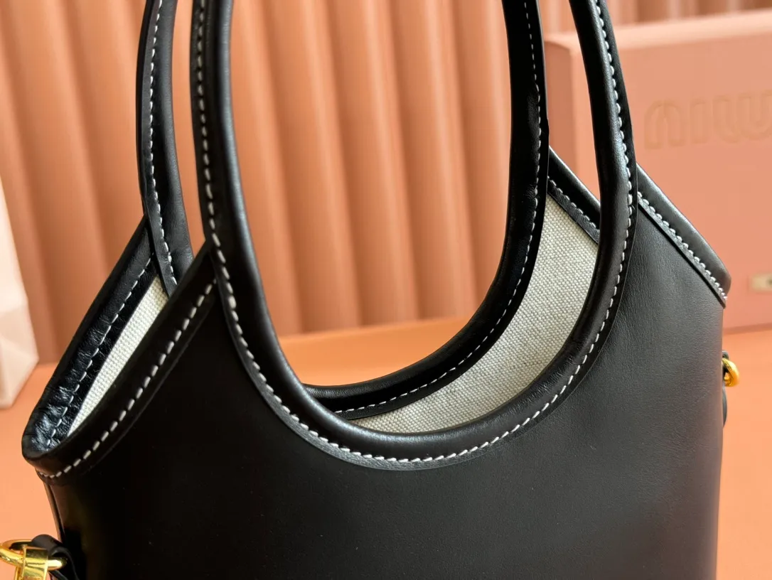 p1240💋💋💋【Equipped with full set of counter packaging and premium hardware original leather】IVY cow leather tote bag small handbag/crossbody bag~ This cowhide leather tote bag is decorated with metal details brand letter logo, showing classic style and very recognizable. Size: W20×H24cm No./5BG281