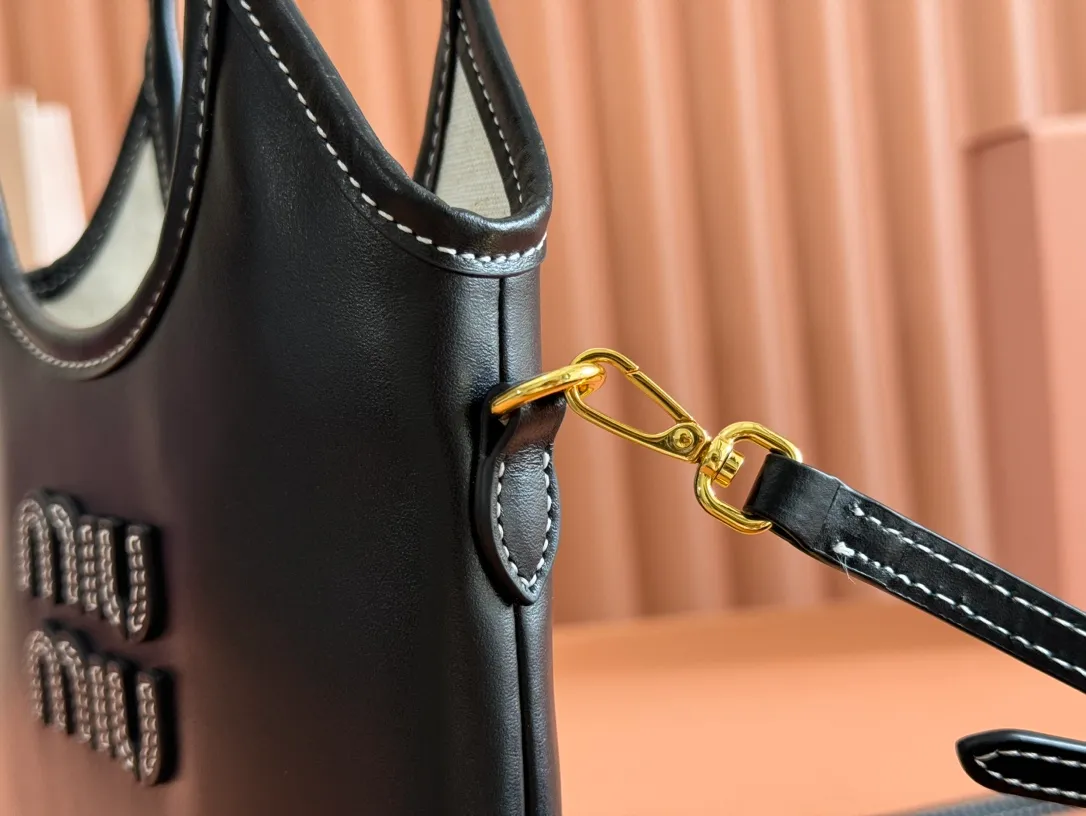 p1240💋💋💋【Equipped with full set of counter packaging and premium hardware original leather】IVY cow leather tote bag small handbag/crossbody bag~ This cowhide leather tote bag is decorated with metal details brand letter logo, showing classic style and very recognizable. Size: W20×H24cm No./5BG281
