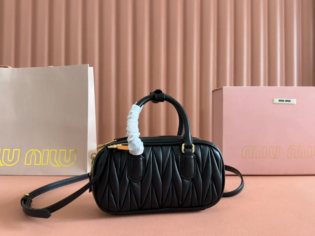 p1640💋💋💋【Equipment with counter full set of packaging, premium hardware and original leather】Arcadie sheepskin mini (19cm) bowling handbag/crossbody bag ~ This Arcadic handbag demonstrates the unique concept that fashion is a tool that reflects reality and translates it into material form. The letter logo that complements the finish of the metal hardware accessories is exquisitely crafted and demonstrates a highly recognizable classic style. Dynamic and elegant lines with adjustable and detachable shoulder straps present a practical and versatile design with modern charm. ～Detachable and adjustable shoulder strap ～Zipper closure ～Painted metal letter logo on front ～Lined patch pocket Size: W19×H10×D5cm Number: _5BP176