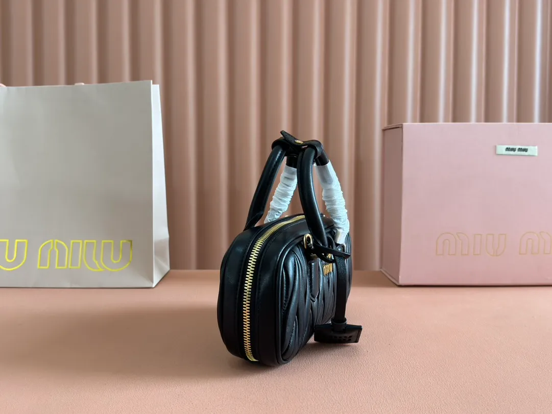 p1640💋💋💋【Equipment with counter full set of packaging, premium hardware and original leather】Arcadie sheepskin mini (19cm) bowling handbag/crossbody bag ~ This Arcadic handbag demonstrates the unique concept that fashion is a tool that reflects reality and translates it into material form. The letter logo that complements the finish of the metal hardware accessories is exquisitely crafted and demonstrates a highly recognizable classic style. Dynamic and elegant lines with adjustable and detachable shoulder straps present a practical and versatile design with modern charm. ～Detachable and adjustable shoulder strap ～Zipper closure ～Painted metal letter logo on front ～Lined patch pocket Size: W19×H10×D5cm Number: _5BP176