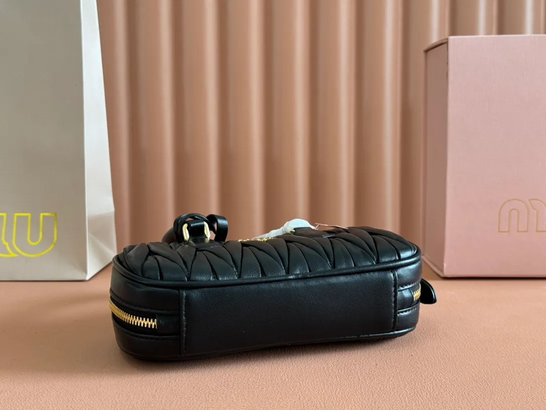 p1640💋💋💋【Equipment with counter full set of packaging, premium hardware and original leather】Arcadie sheepskin mini (19cm) bowling handbag/crossbody bag ~ This Arcadic handbag demonstrates the unique concept that fashion is a tool that reflects reality and translates it into material form. The letter logo that complements the finish of the metal hardware accessories is exquisitely crafted and demonstrates a highly recognizable classic style. Dynamic and elegant lines with adjustable and detachable shoulder straps present a practical and versatile design with modern charm. ～Detachable and adjustable shoulder strap ～Zipper closure ～Painted metal letter logo on front ～Lined patch pocket Size: W19×H10×D5cm Number: _5BP176