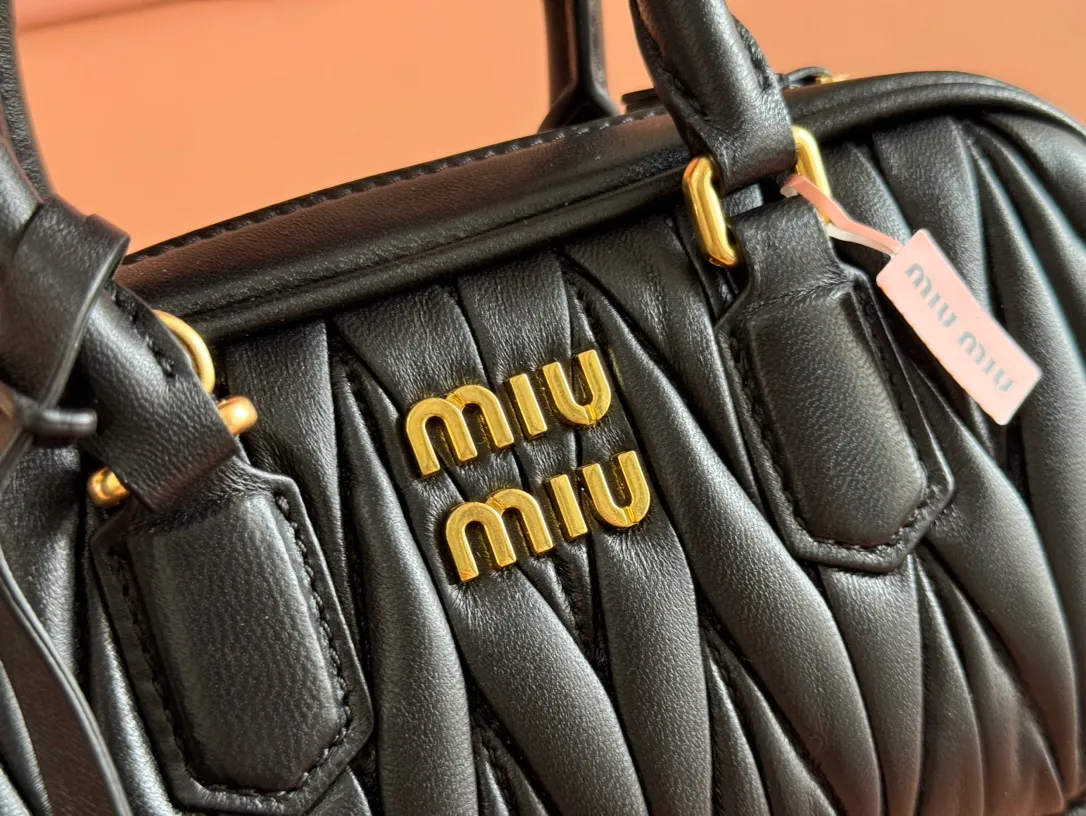 p1640💋💋💋【Equipment with counter full set of packaging, premium hardware and original leather】Arcadie sheepskin mini (19cm) bowling handbag/crossbody bag ~ This Arcadic handbag demonstrates the unique concept that fashion is a tool that reflects reality and translates it into material form. The letter logo that complements the finish of the metal hardware accessories is exquisitely crafted and demonstrates a highly recognizable classic style. Dynamic and elegant lines with adjustable and detachable shoulder straps present a practical and versatile design with modern charm. ～Detachable and adjustable shoulder strap ～Zipper closure ～Painted metal letter logo on front ～Lined patch pocket Size: W19×H10×D5cm Number: _5BP176