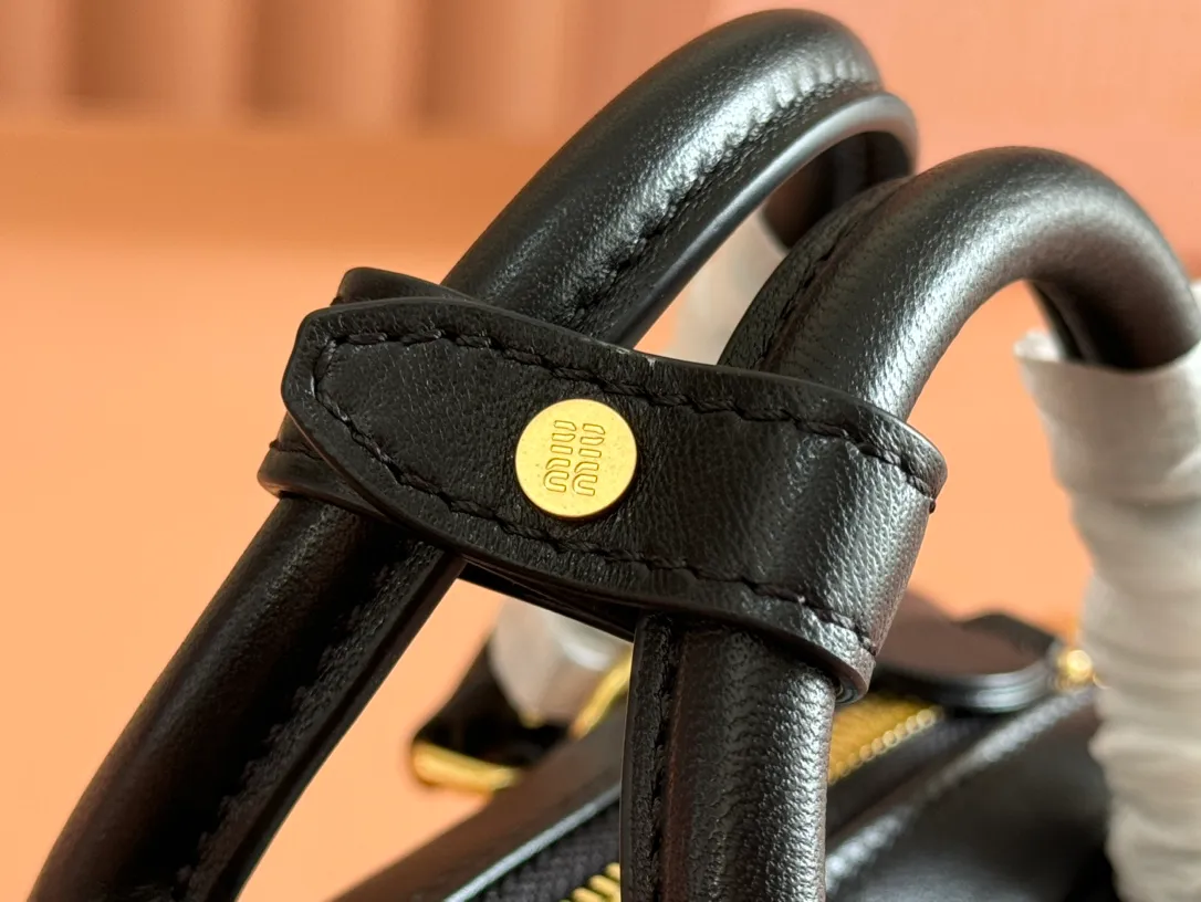 p1640💋💋💋【Equipment with counter full set of packaging, premium hardware and original leather】Arcadie sheepskin mini (19cm) bowling handbag/crossbody bag ~ This Arcadic handbag demonstrates the unique concept that fashion is a tool that reflects reality and translates it into material form. The letter logo that complements the finish of the metal hardware accessories is exquisitely crafted and demonstrates a highly recognizable classic style. Dynamic and elegant lines with adjustable and detachable shoulder straps present a practical and versatile design with modern charm. ～Detachable and adjustable shoulder strap ～Zipper closure ～Painted metal letter logo on front ～Lined patch pocket Size: W19×H10×D5cm Number: _5BP176