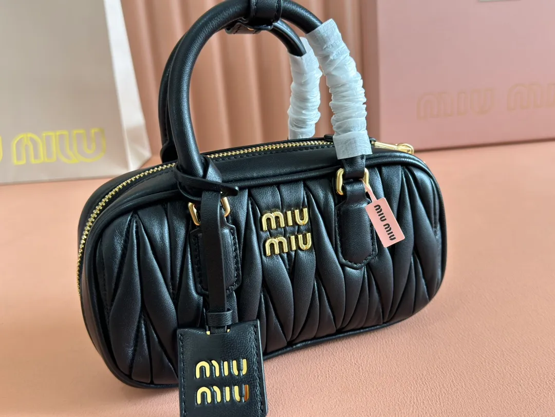 p1640💋💋💋【Equipment with counter full set of packaging, premium hardware and original leather】Arcadie sheepskin mini (19cm) bowling handbag/crossbody bag ~ This Arcadic handbag demonstrates the unique concept that fashion is a tool that reflects reality and translates it into material form. The letter logo that complements the finish of the metal hardware accessories is exquisitely crafted and demonstrates a highly recognizable classic style. Dynamic and elegant lines with adjustable and detachable shoulder straps present a practical and versatile design with modern charm. ～Detachable and adjustable shoulder strap ～Zipper closure ～Painted metal letter logo on front ～Lined patch pocket Size: W19×H10×D5cm Number: _5BP176