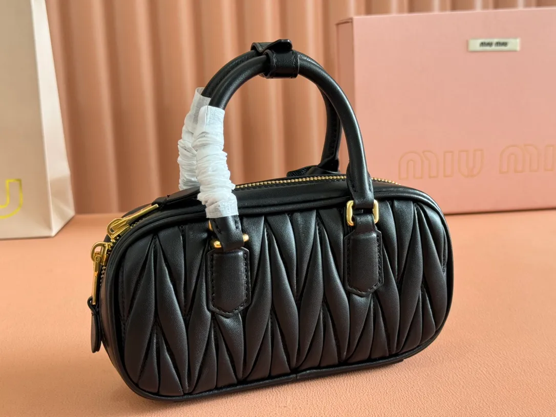 p1640💋💋💋【Equipment with counter full set of packaging, premium hardware and original leather】Arcadie sheepskin mini (19cm) bowling handbag/crossbody bag ~ This Arcadic handbag demonstrates the unique concept that fashion is a tool that reflects reality and translates it into material form. The letter logo that complements the finish of the metal hardware accessories is exquisitely crafted and demonstrates a highly recognizable classic style. Dynamic and elegant lines with adjustable and detachable shoulder straps present a practical and versatile design with modern charm. ～Detachable and adjustable shoulder strap ～Zipper closure ～Painted metal letter logo on front ～Lined patch pocket Size: W19×H10×D5cm Number: _5BP176