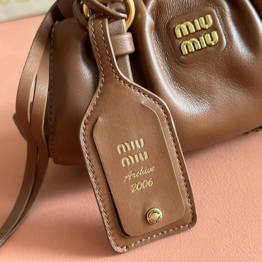 p1400💋💋💋【Full set of packaging at the counter】25 new JIOE medieval armpit dumpling bags, brand new sheepskin, with steel aged metal hardware, high-end and elegant texture, the bag mouth is designed with a drawstring girdle, the fine ruffled lace is three-dimensional and playful, high-end yet lazy and casual, the unique design looks good on anyone who uses it Model: 5BP178 Size: 22*7*15