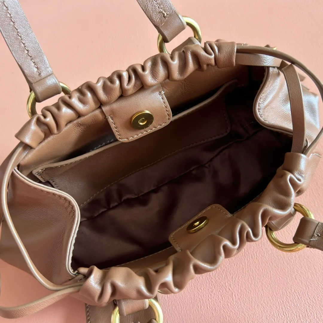 p1400💋💋💋【Full set of packaging at the counter】25 new JIOE medieval armpit dumpling bags, brand new sheepskin, with steel aged metal hardware, high-end and elegant texture, the bag mouth is designed with a drawstring girdle, the fine ruffled lace is three-dimensional and playful, high-end yet lazy and casual, the unique design looks good on anyone who uses it Model: 5BP178 Size: 22*7*15