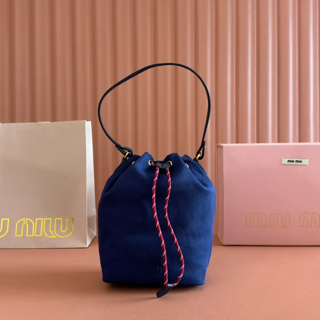 p960💋💋💋 [Configured with full package at the counter] 5NR038, new canvas bucket bag, made of twill waterproof canvas fabric, high-end and practical texture, iconic embroidered micro-label on the front, unique colorful woven drawstring at the bag mouth, the absolute best value for money, can be carried by hand or under the armpit, and you can also wear it with a shoulder strap according to your personal preference, casual and versatile, forged lining, ultra-light, excellent capacity Dimensions: 16 X22.5 X10.5 cm